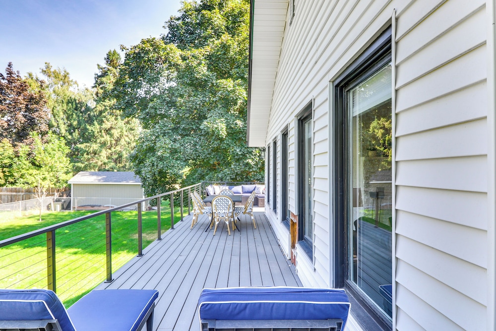 Kalispell Gem: Deck, Yard & Fireplace view 5