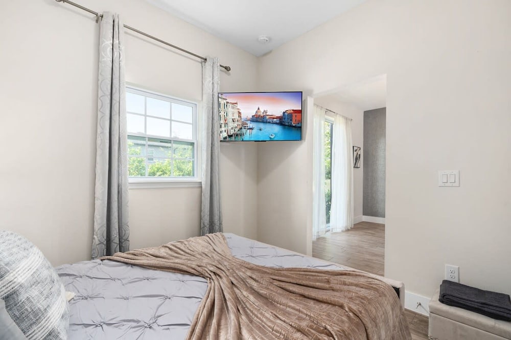 Super Cool- Sleeps 17 Newly Built Near Parks