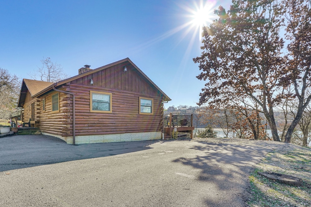 Table Rock Lake Cabin w/ Waterfront Views!