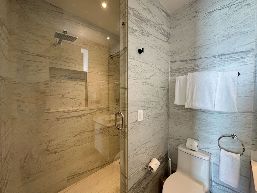 Paradise Found Luxe 2BR Condo in Iconic Location