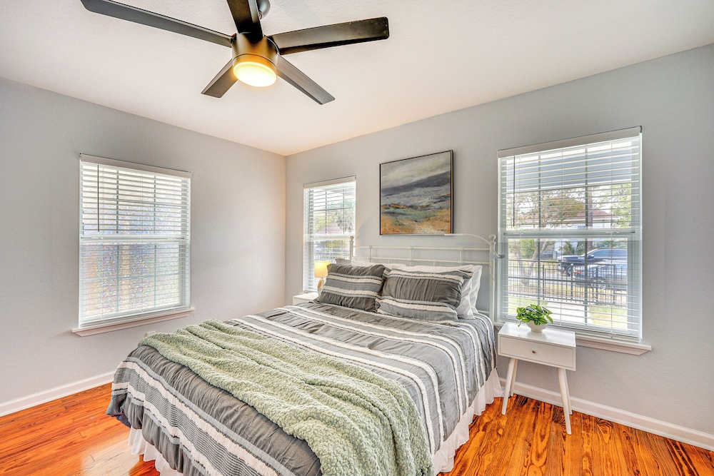 3 Mi to Dtwn: Cozy San Antonio Home w/ Casita!