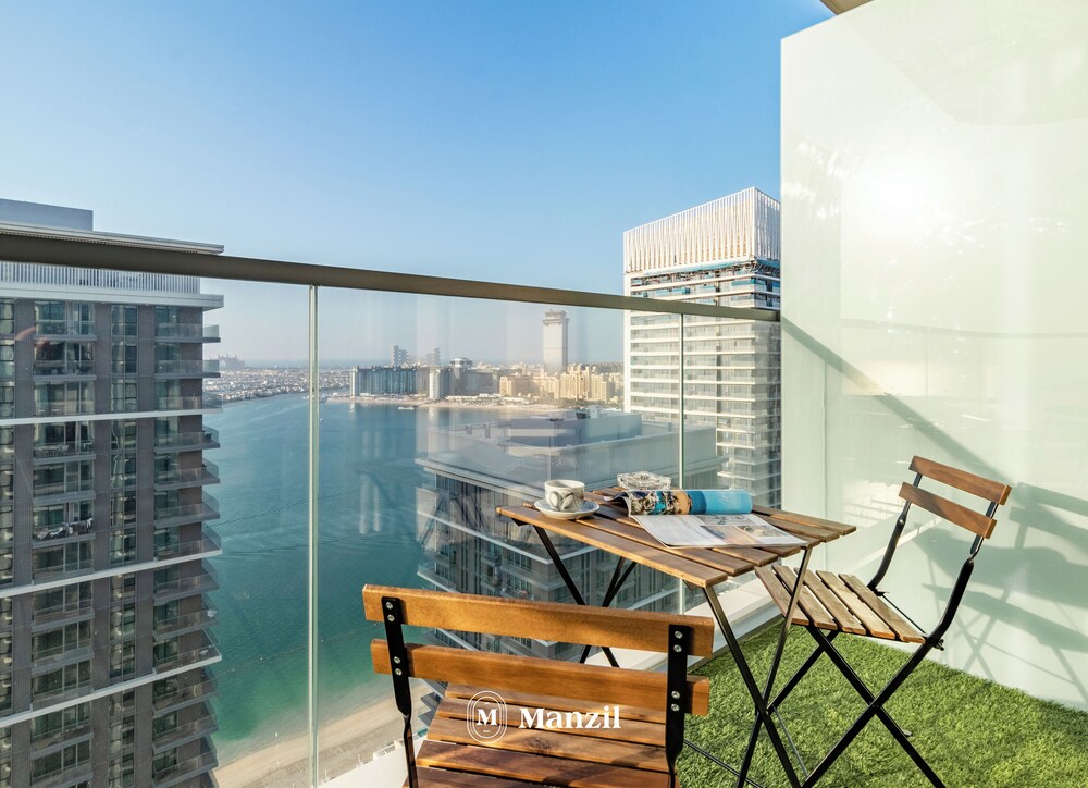 Manzil - Stylish 1BR in Emaar Beachfront