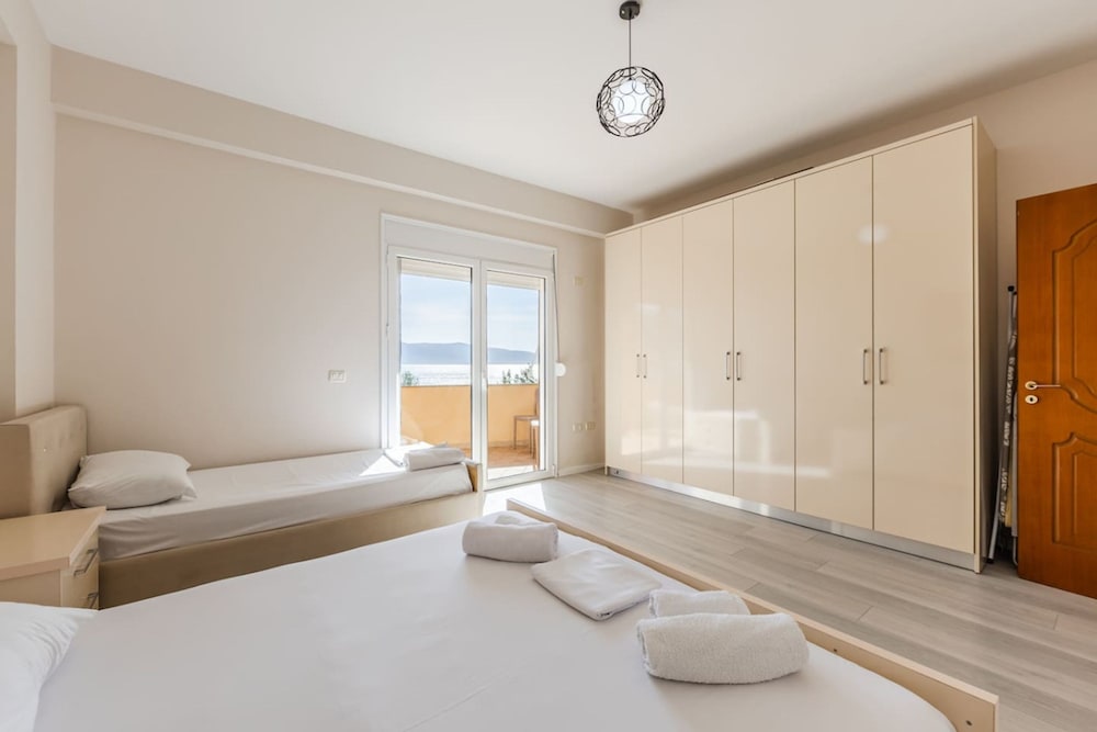 Beachfront Apartment - Near Beach City