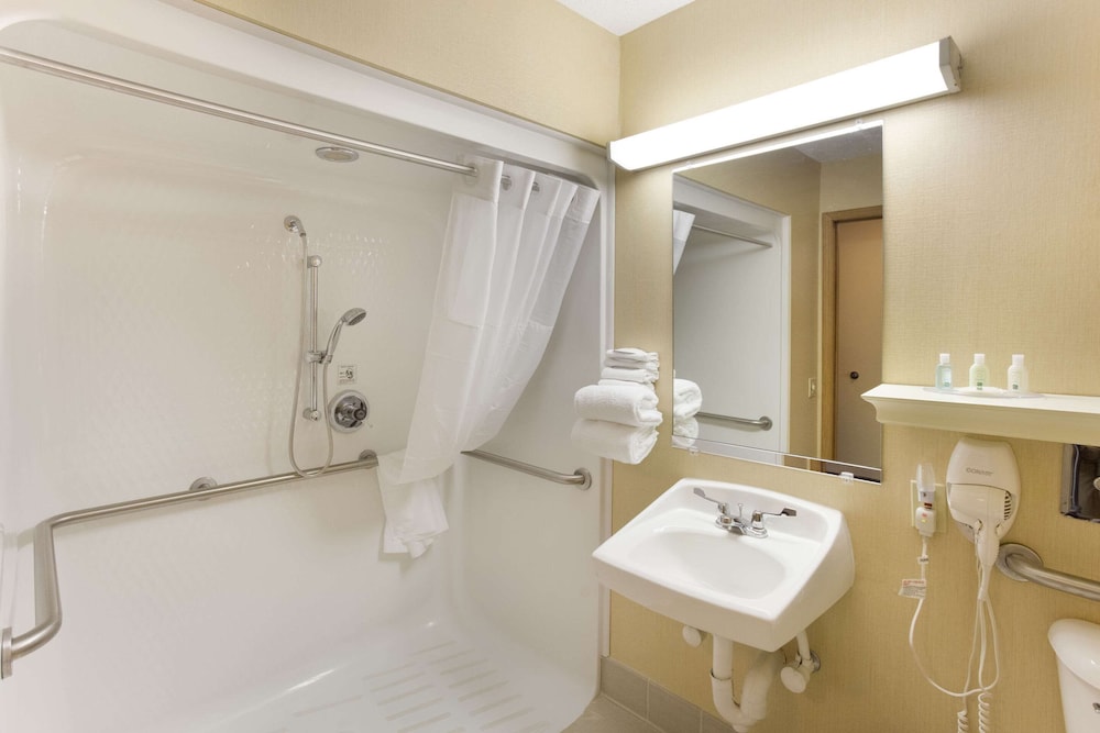 Athens Vacations - Quality Inn - Property Image 2