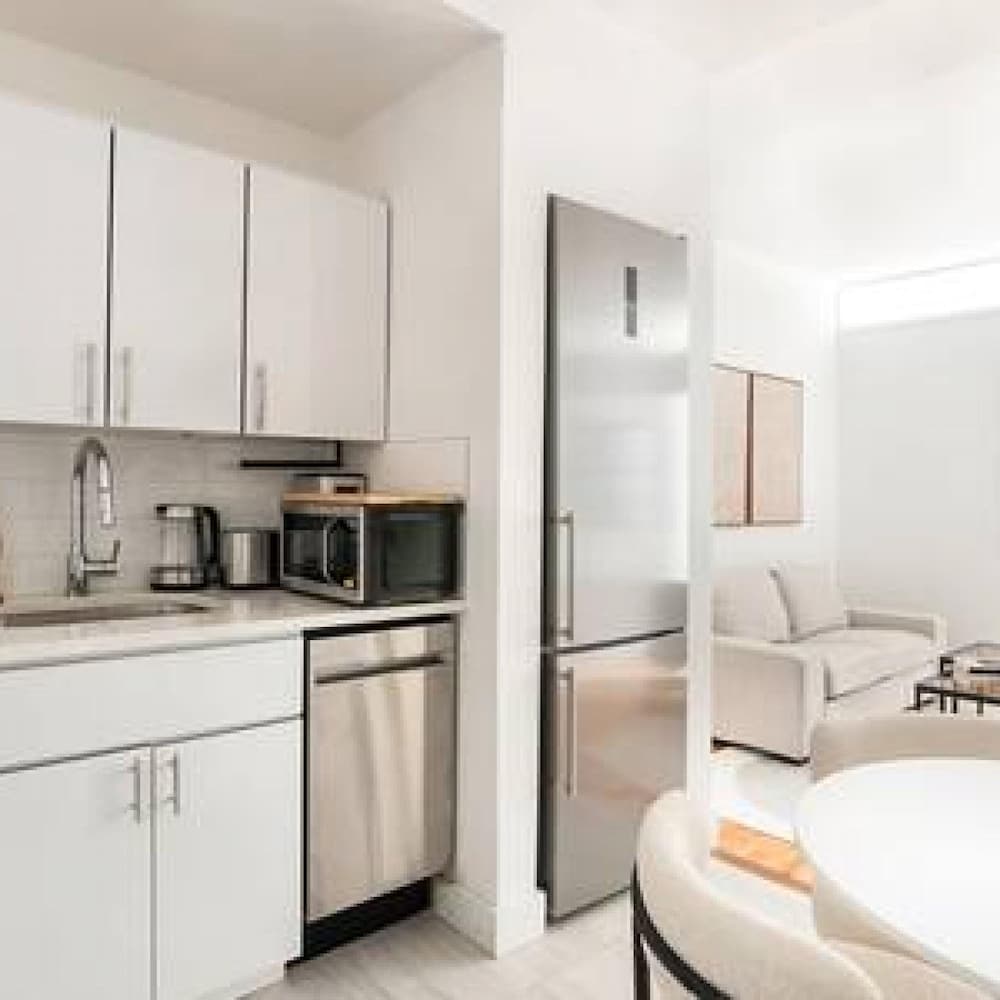 444-2e Modern 2BR Hell s Kitchen