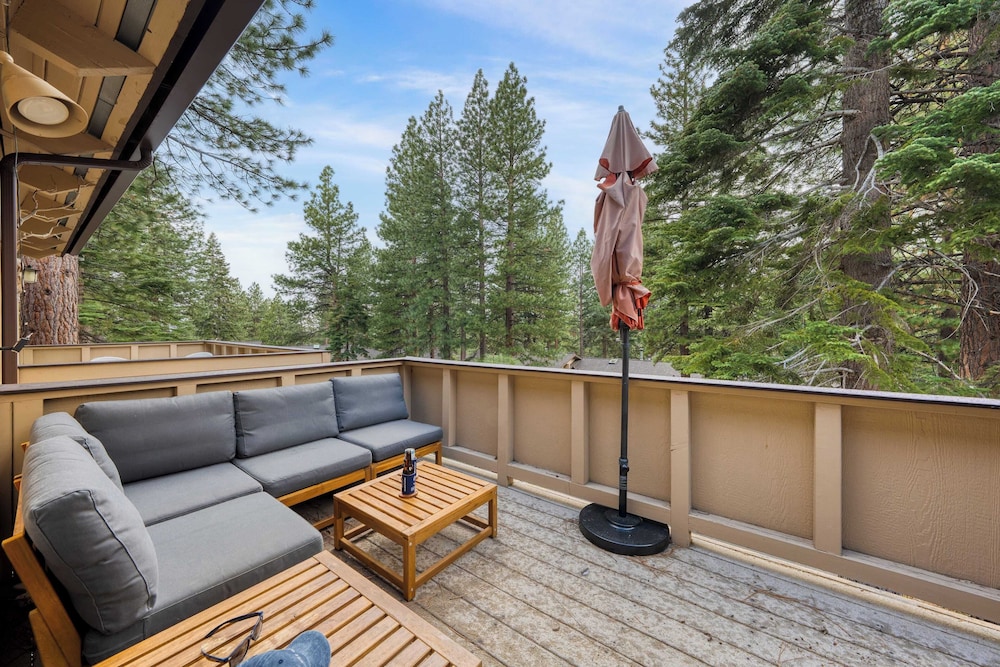 Ski Way by Avantstay Cozy Tahoe Home w/ Fireplace & Balcony