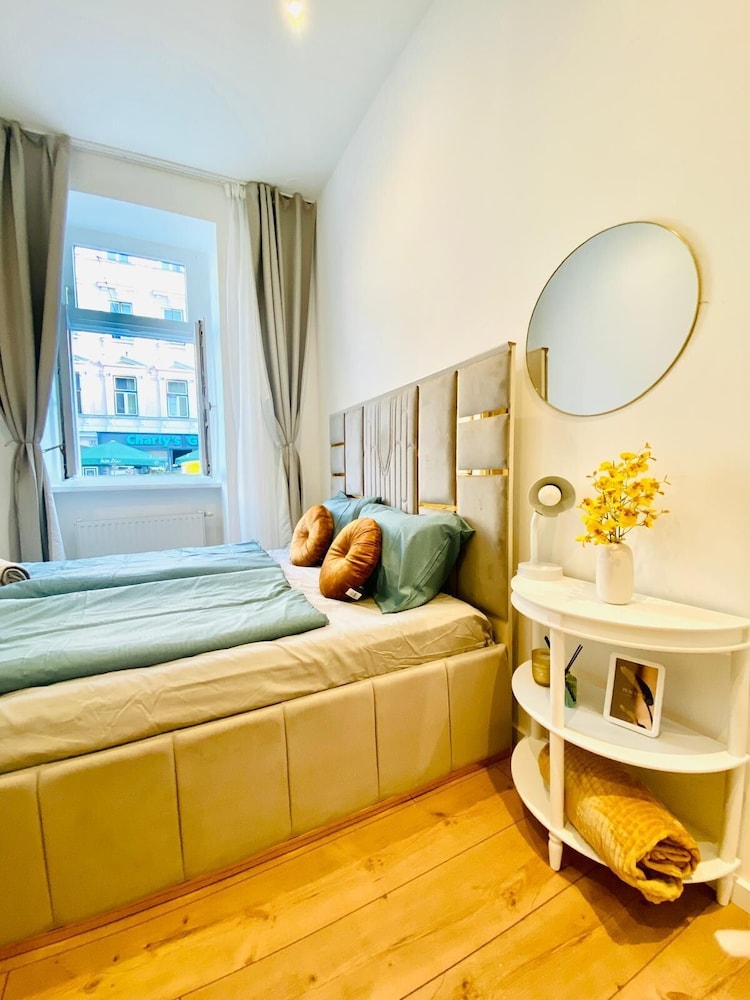 Comfy and Scenic 4BR Stay in Ottakring