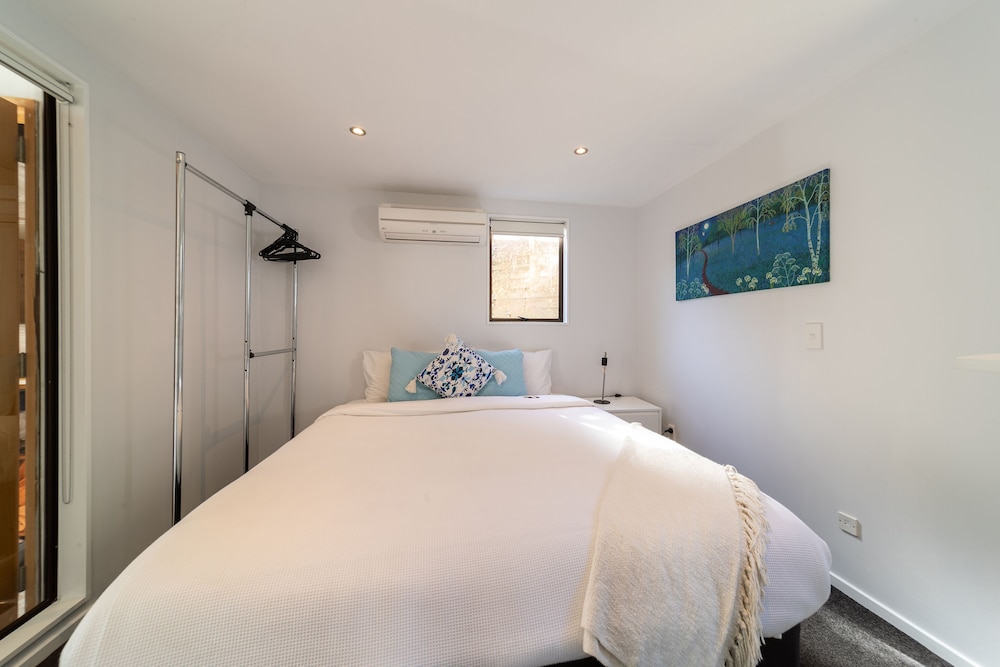 16 guests. Unique, central, mountain & lake views