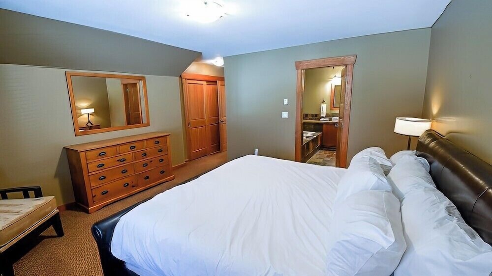 Pinnacle Ridge Chalets by Fernie Lodging