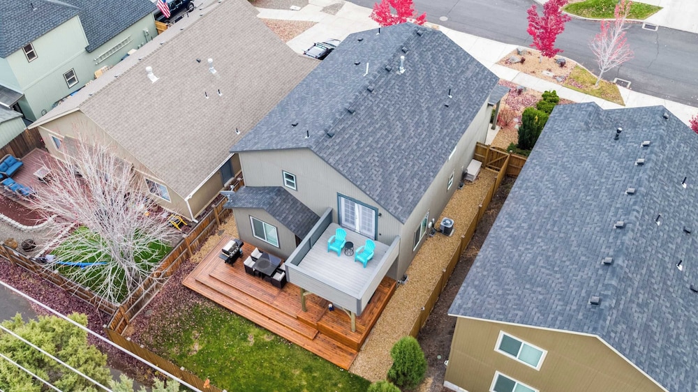 Old Mill Getaway by Avantstay Private Backyard w/ Hot Tub