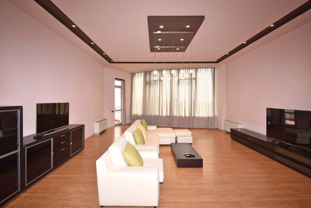 Spacious Apartment by Luxe Group TT606