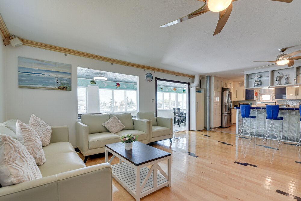 Waterfront Galveston Bay Retreat - 4 Mi to Beach! view 4