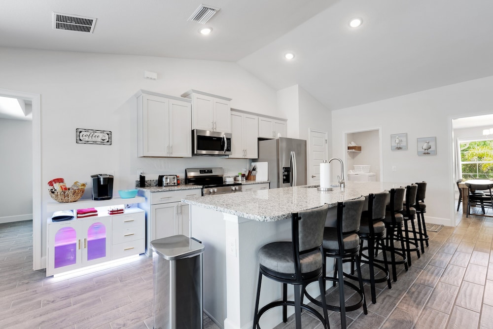 New Poolside Home in South Gulf Cove! Beaches Boca Grande, Manasota, Siesta Key & Venice