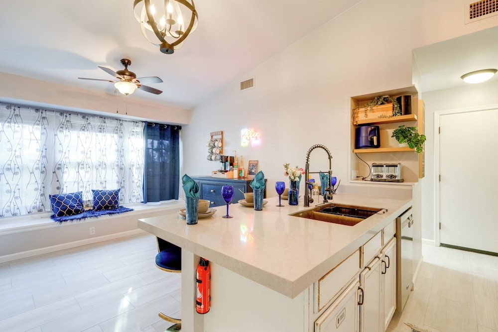 Luxe Outdoor Oasis: 'palm Tree Villa' in Chandler
