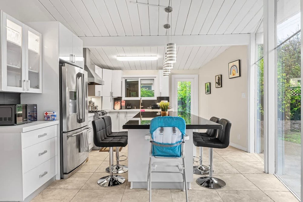 Entire 3br House With Playground