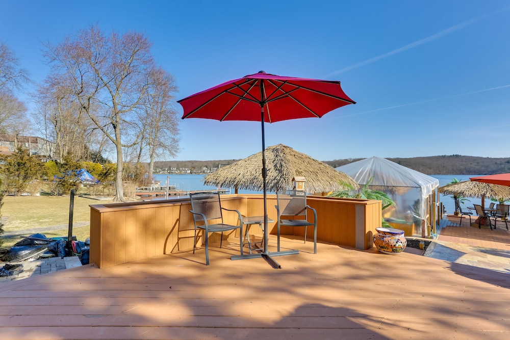 Greenwood Lake Cottage w/ Shared Dock & Hot Tub!