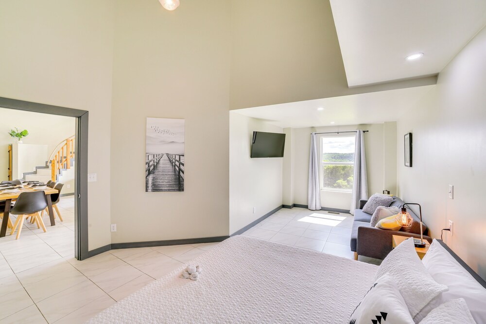 Lake Taneycomo Views: Family-friendly Cabin!