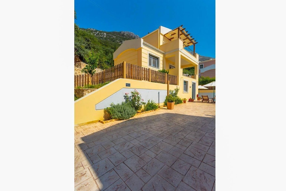 Villa Sequoia Yellow
