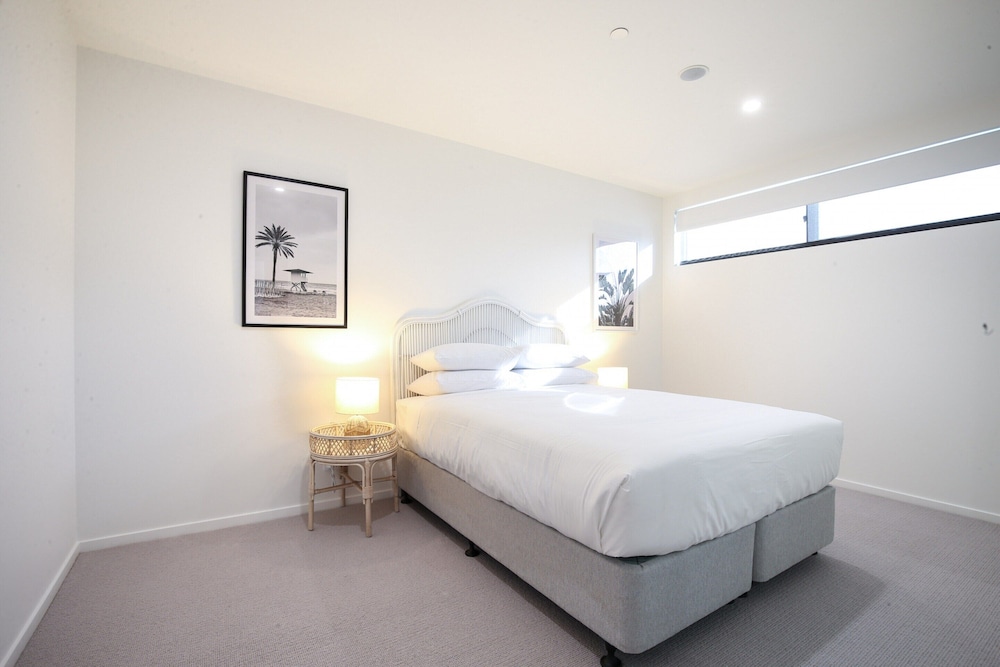 Elegantly Spacious 3-bed Unit Overlooking the Bay