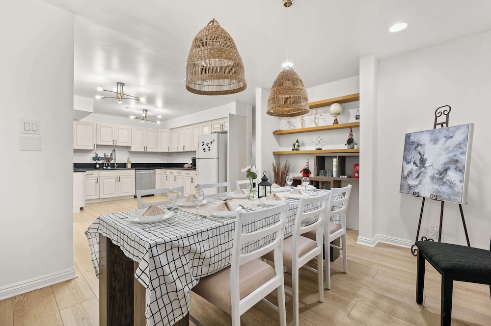 Modern 5BR Villa w AC Fast Wifi Near Crypto