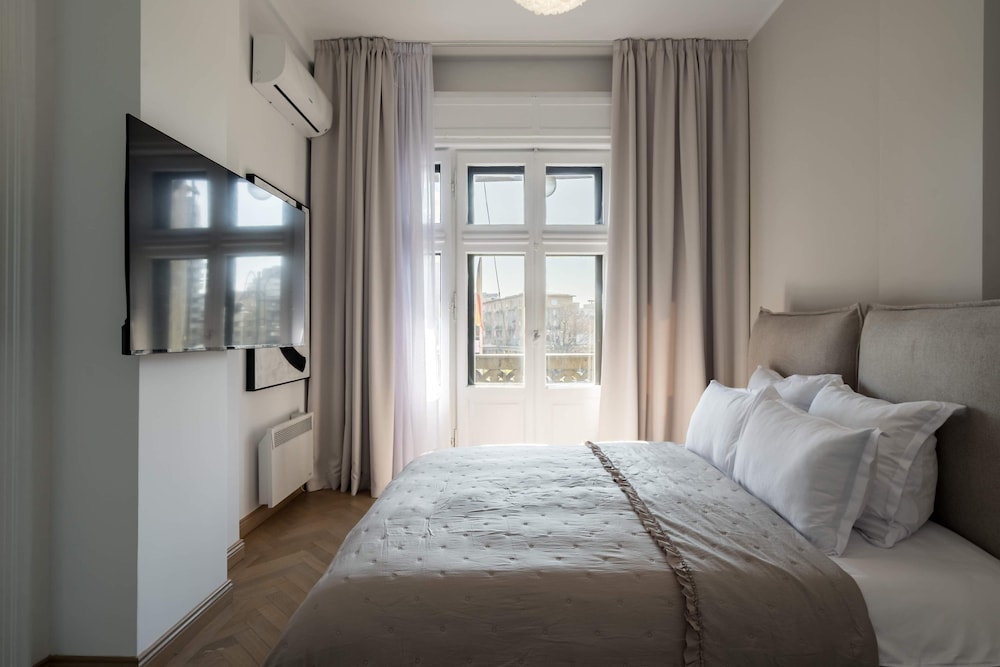 Calea 3BR Victoriei Stunner - Two Living Rooms - Balconies on the Avenue