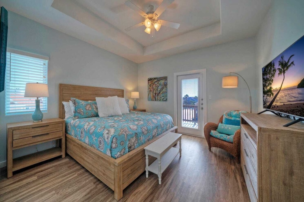 Sleeps 23, 2 Beachside Homes Resort Pool, Walk to the Beach, Balcony + Yard
