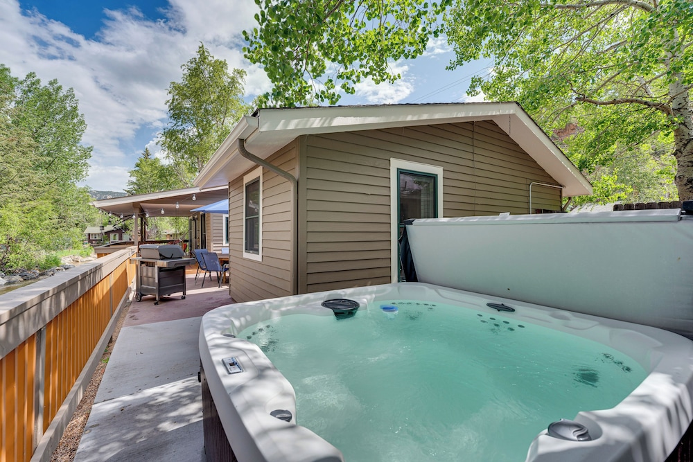 Private Hot Tub - Riverfront Cabin In Estes Park!