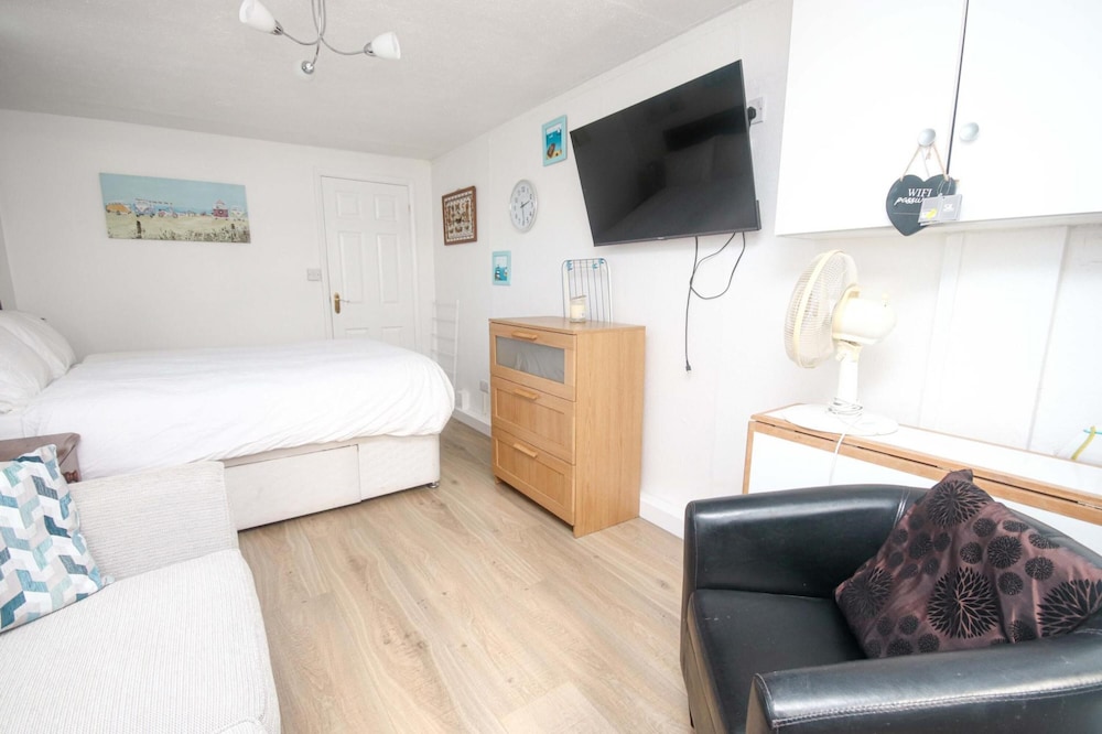 Little Windrush Annexe by the Sea view 3