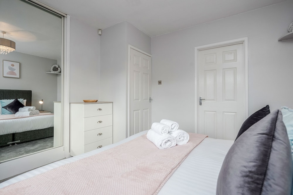 Ascot Pet Friendly 4 Bed House Parking view 4