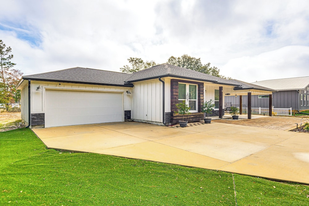 6 Mi to Navarre Beach: Spacious Family Retreat!