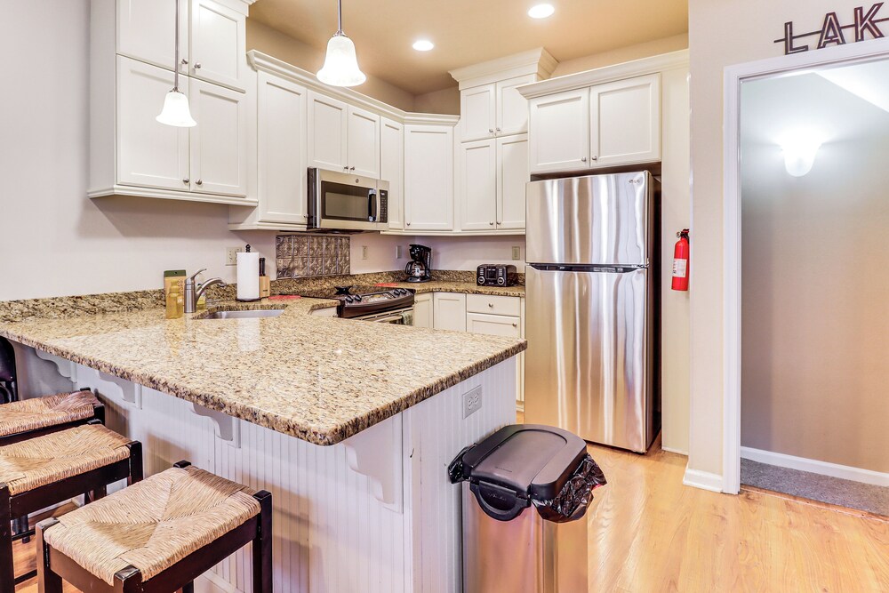 Boulder Lake Access: Townhome w/ Deck!