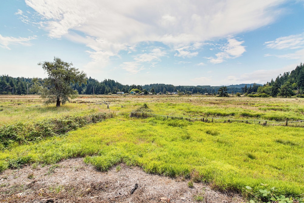 2 Mi to Downtown Coos Bay: Home w/ Deck, Fire Pits
