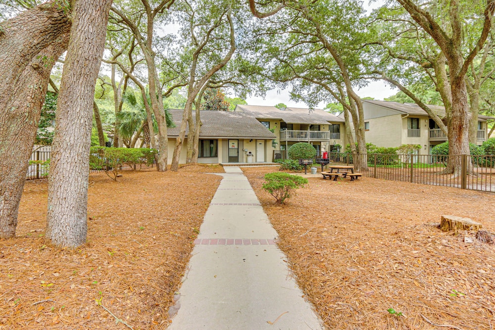 Walk to Folly Field Beach: Condo w/ Pool Access