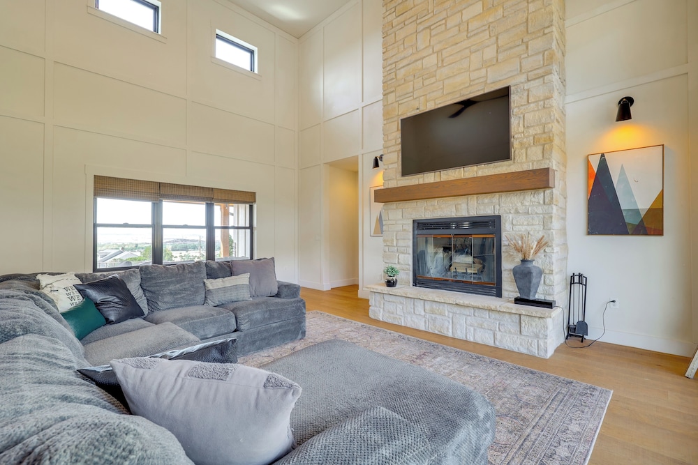 Nat'l Forest Access & Mtn Views: Family Eagar Home