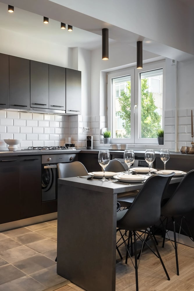 Colorful Bright 2BR on Iconic Calea Victoriei