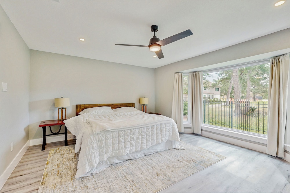 Relaxing Dog-friendly Home w/ Deck & Wifi