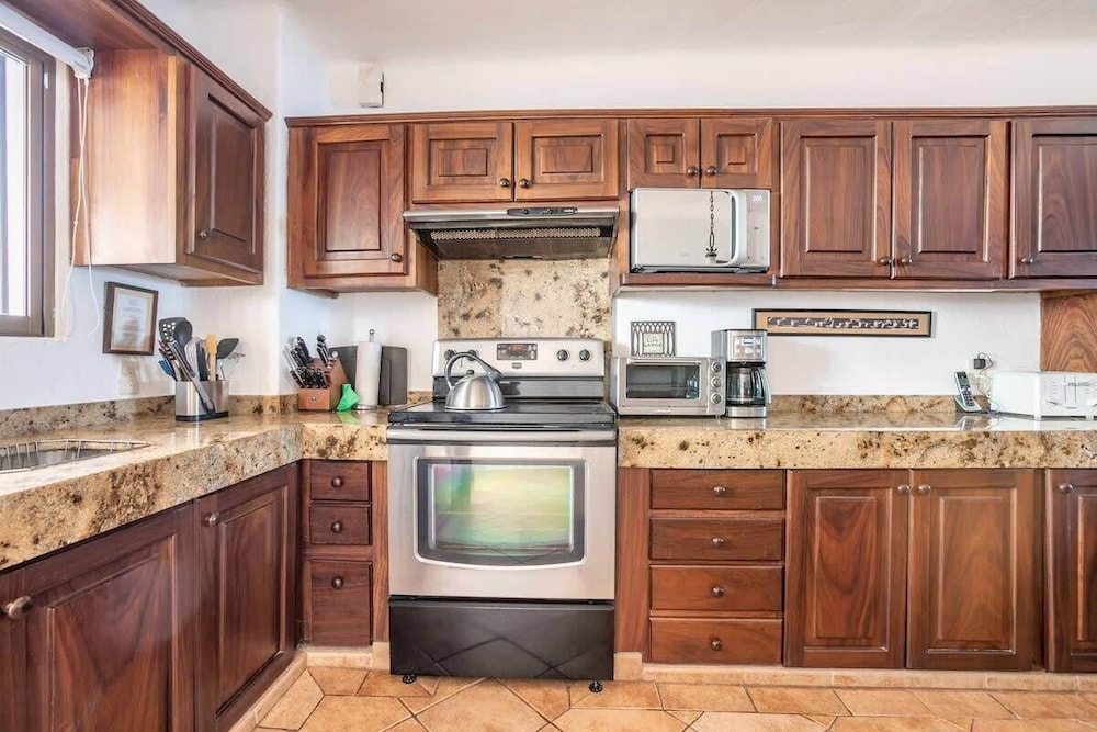 Ocean View 2Br Condo-balcony-beach-pool - 610