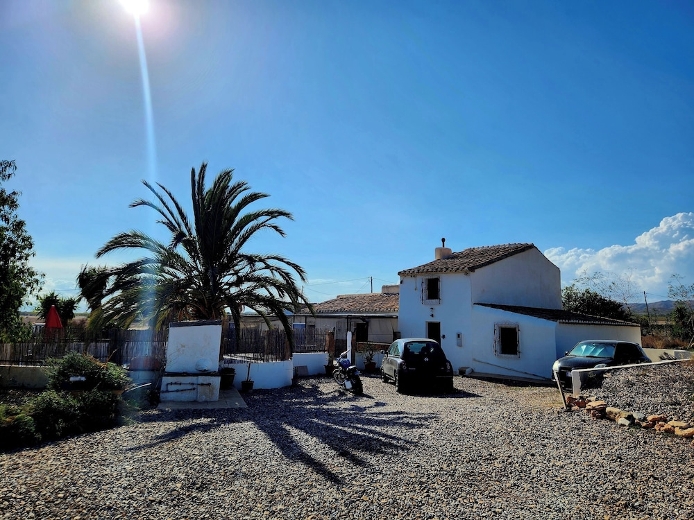 Casita-2guests-pool-patio-bbq-parking-fireplace