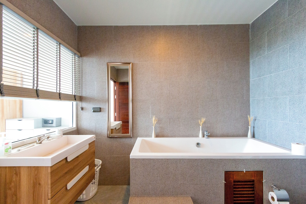 Sea View Front&Back Pool Near Beach V240