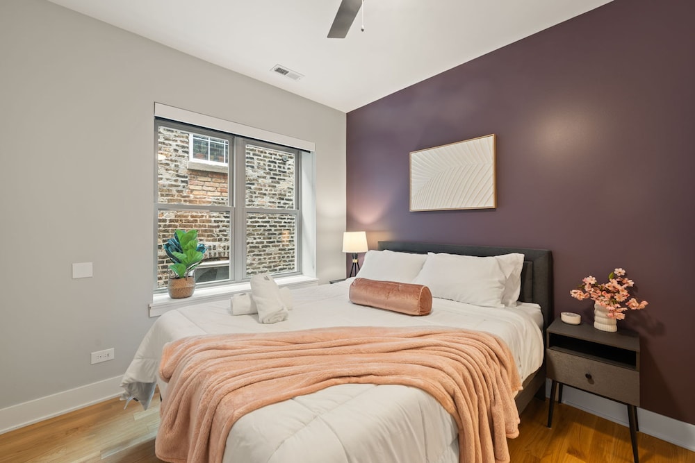 3 Bed 2 Bath Chicago Retreat w Balcony Parking