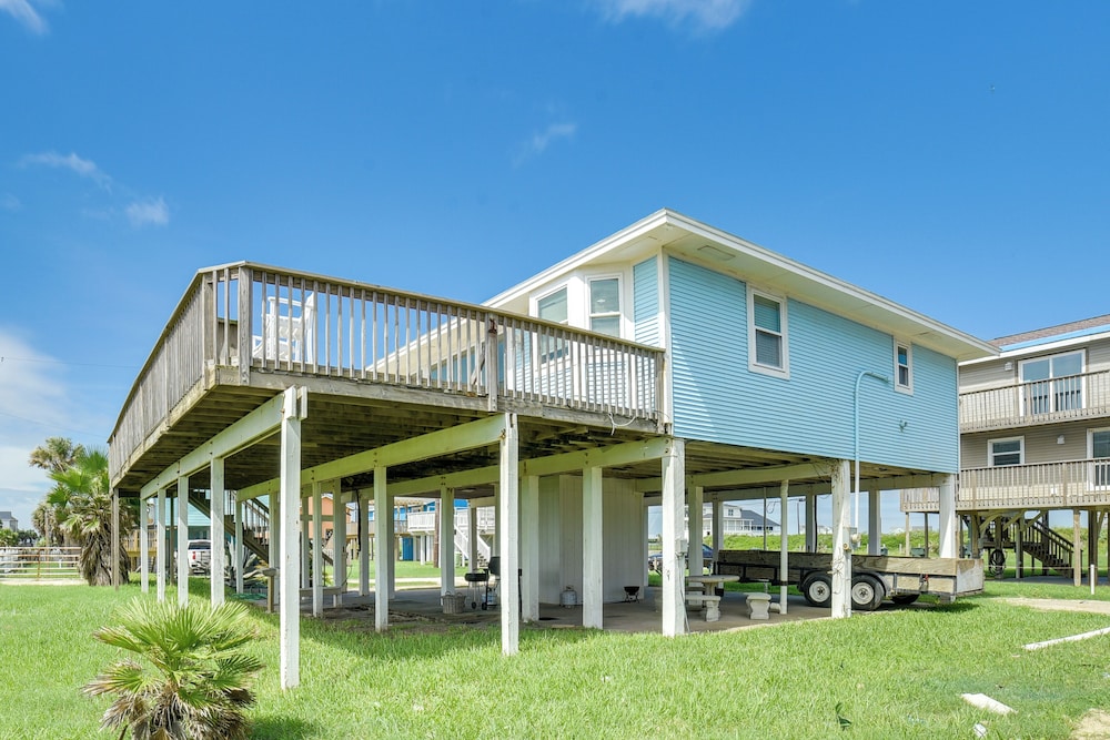 Beachfront Home w/ Pool Access in Galveston!