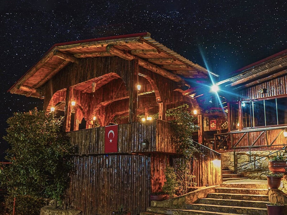 Menzara Hotel & Restaurant