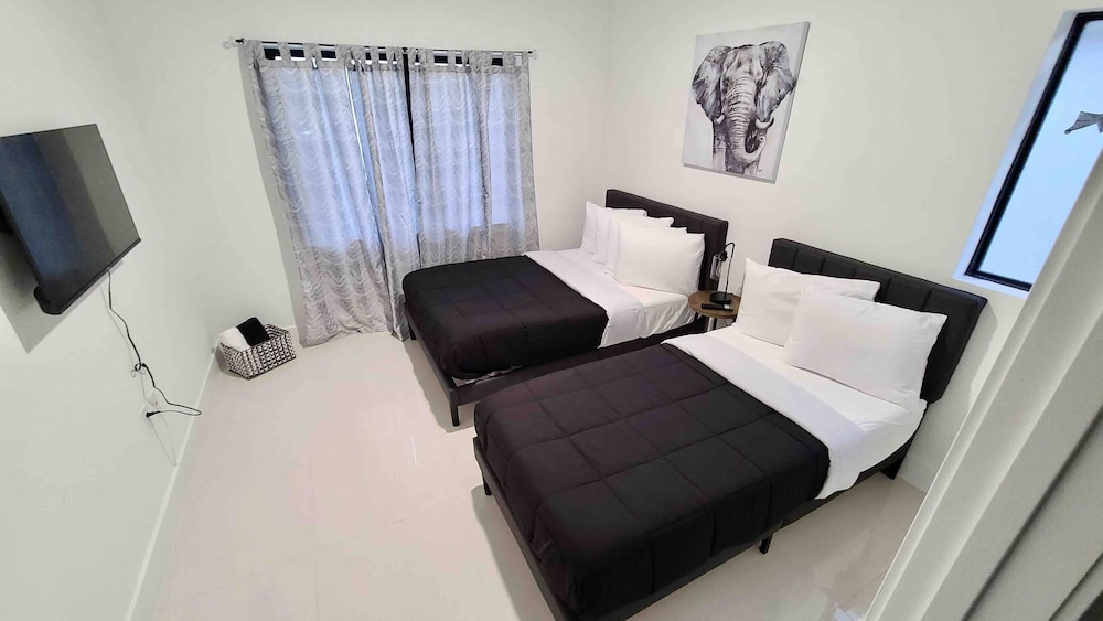 Green Luxurious 5BD Jungle House by FL Keys MIA view 3