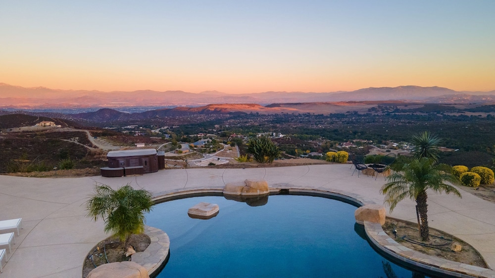 Colina by Avantstay Secluded Mountain Top Oasis w Pool Hot Tub Putting Green