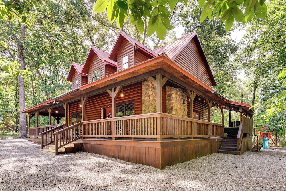 Hot Tub + Game Room: Family Retreat in Broken Bow