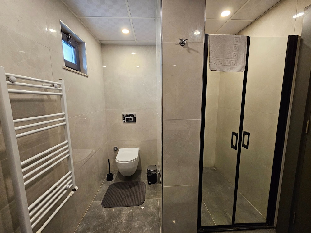 Professionally Maintained Spacious New Suites 2-2