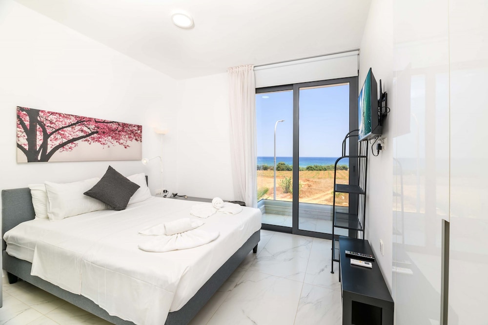 By The Beach - Emerald Seaview Villa