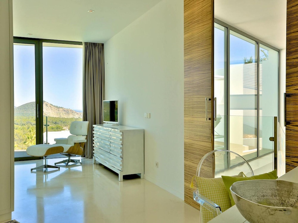 Modern Holiday Home With Vast Terracing
