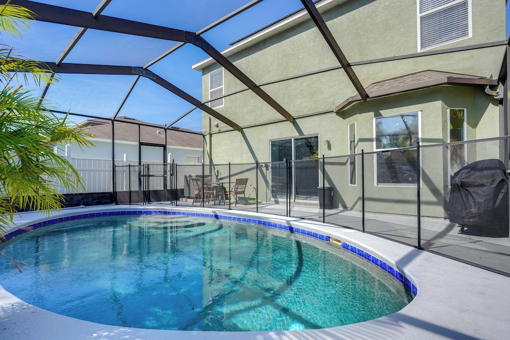 9 Mi to Beach: Peaceful Riverview Home w/ Patio