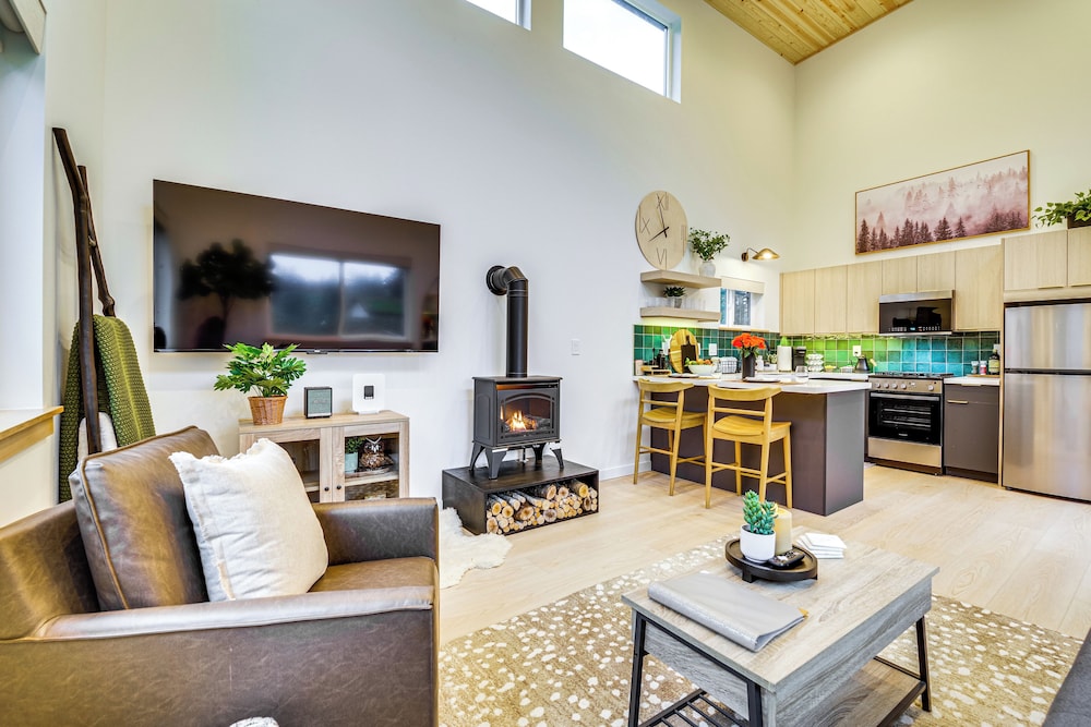2 Mi to Warm Beach: Family Gem w/ Views